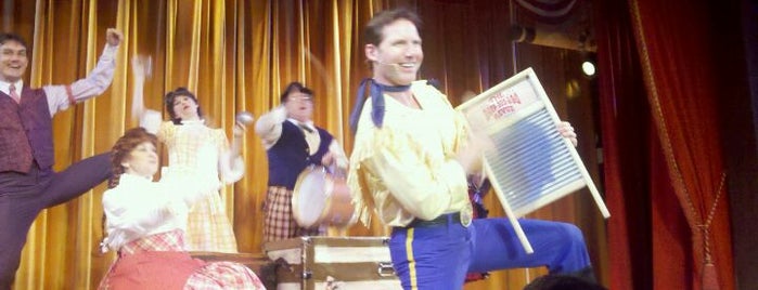 Hoop-Dee-Doo Musical Revue is one of สถานที่ที่ Tom ถูกใจ.