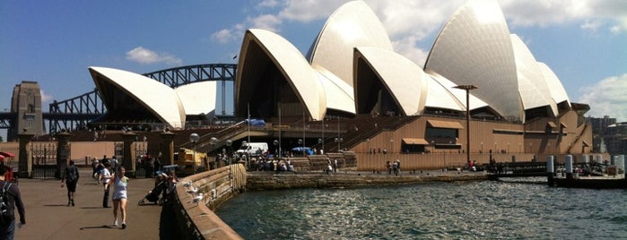 Сиднейский оперный театр is one of Landmarks.