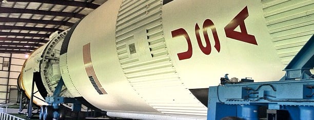 Rocket Park (NASA Saturn V Rocket) is one of สถานที่ที่ Manuel ถูกใจ.