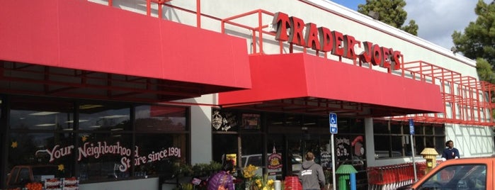 Trader Joe's is one of สถานที่ที่ Amanda ถูกใจ.