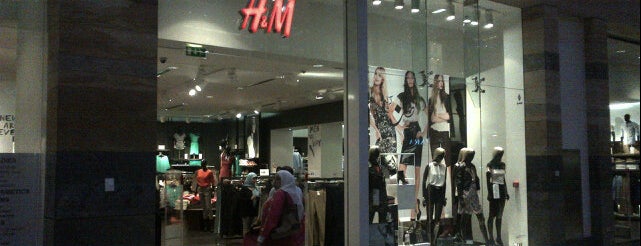 H&M is one of Lieux qui ont plu à Alia.