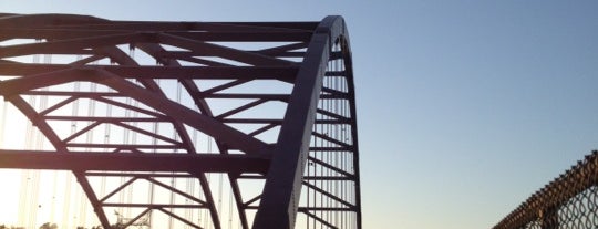 Veterans Memorial Bridge is one of Lugares favoritos de Scott.