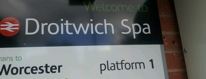 Droitwich Spa Railway Station (DTW) is one of Trens e Metrôs!.