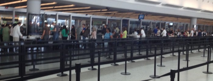 TSA Security Screening is one of Tempat yang Disukai Andrew.