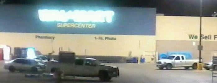 Walmart Supercenter is one of Lugares favoritos de Tyson.