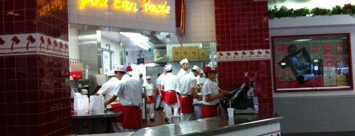 In-N-Out Burger is one of Orte, die Travis gefallen.