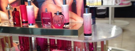 Victoria's Secret PINK is one of Efrosini-Mariaさんのお気に入りスポット.