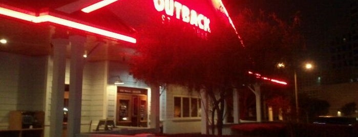 Outback Steakhouse is one of สถานที่ที่ Mike ถูกใจ.