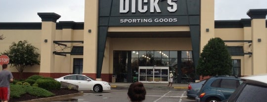 DICK'S Sporting Goods is one of สถานที่ที่ Noah ถูกใจ.