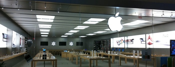 Apple Tacoma Mall is one of Carlos’s Liked Places.