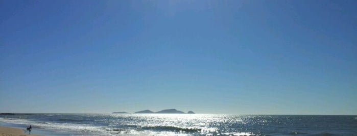 Praia dos Cavaleiros is one of Região dos Lagos.