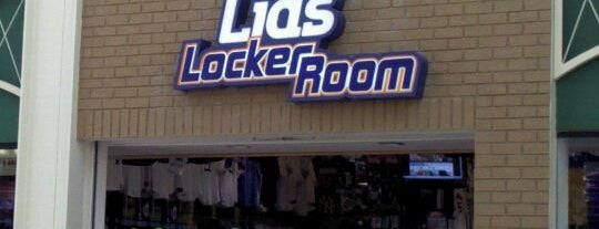 Lids Lockerroom is one of Orte, die Susan gefallen.