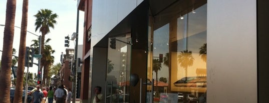 Apple El Paseo Village is one of US Apple Stores.