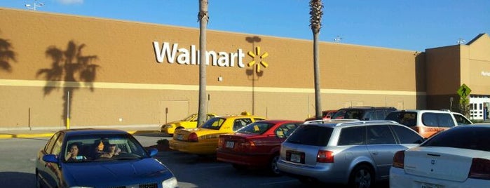 Walmart Supercenter is one of สถานที่ที่ Claudia ถูกใจ.