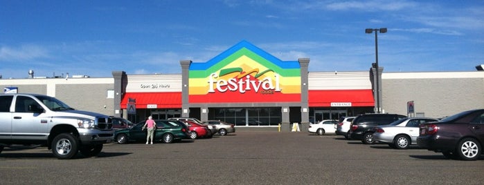 Festival Foods is one of Kristenさんのお気に入りスポット.