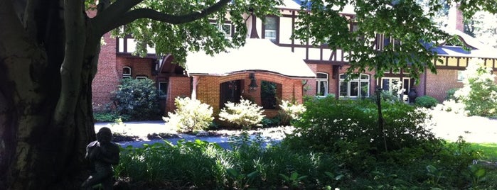 Gramercy Mansion Bed & Breakfast is one of Officiated Wedding.