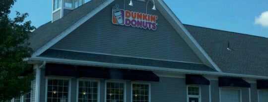 Dunkin' is one of Tempat yang Disukai Mark.