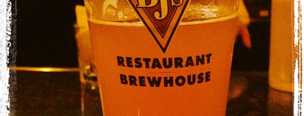 BJ's Restaurant & Brewhouse is one of Lieux qui ont plu à Keith.