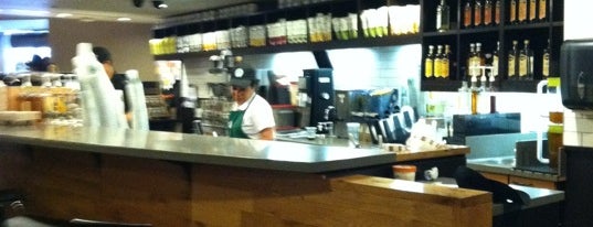 Starbucks is one of Lugares favoritos de Esther.