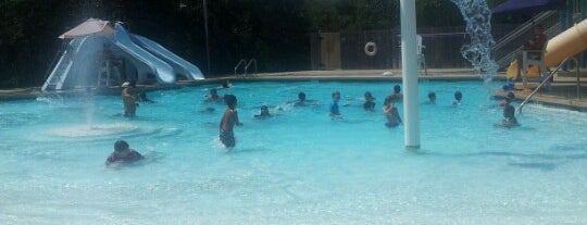 YMCA pool is one of Lugares favoritos de Elizabeth.