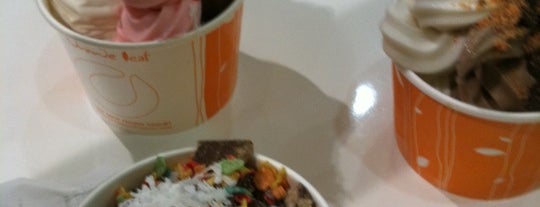 Orange Leaf Frozen Yogurt is one of Camila 님이 좋아한 장소.