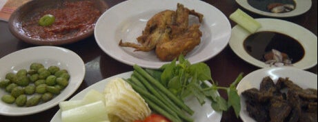 Ayam Goreng Asli Pemuda is one of The most favorite foods in Surabaya.