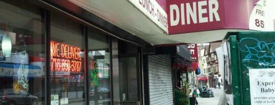 Village Diner is one of สถานที่ที่บันทึกไว้ของ Kimmie.