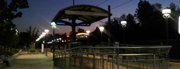 RTD Downtown Littleton Station is one of Lugares favoritos de Amy.