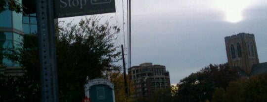 MARTA Bus Stop - Peachtree and Rumson Rd (Buckhead) is one of สถานที่ที่ Chester ถูกใจ.