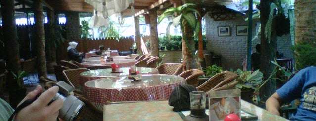 Tizi's Restaurant & Bar is one of Locais salvos de Alethia.