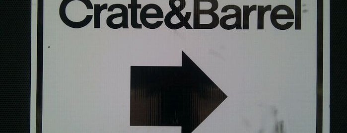 Crate & Barrel is one of Lauraさんのお気に入りスポット.