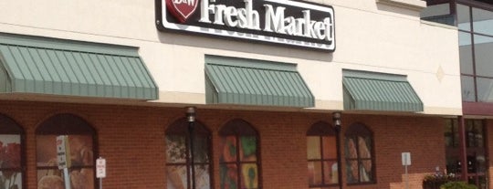 D&W Fresh Market is one of สถานที่ที่ Nathan ถูกใจ.