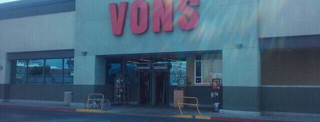 VONS is one of สถานที่ที่บันทึกไว้ของ Darlene.