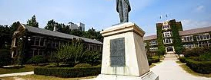 연세대학교 언더우드동상 is one of Yonsei University Sinchon Campus.