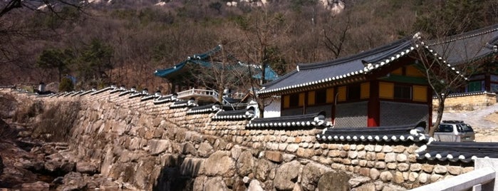 회룡사 (回龍寺) is one of Buddhist temples in Gyeonggi.