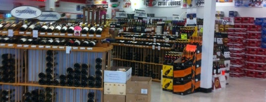 Cotuit Liquors is one of Lugares favoritos de Robson.