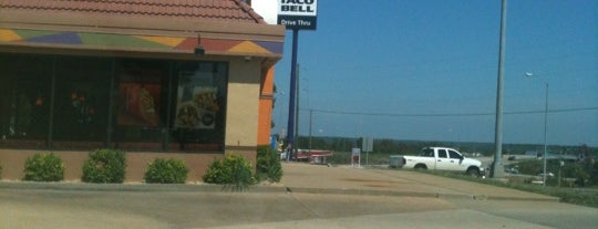 Taco Bell is one of Tempat yang Disukai Josh.