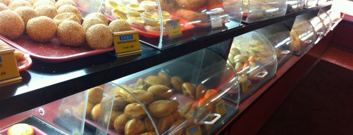Chinese Bakery is one of Locais curtidos por Sahar.