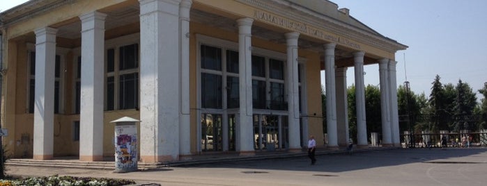 Сызранский драматический театр is one of สถานที่ที่ Max ถูกใจ.