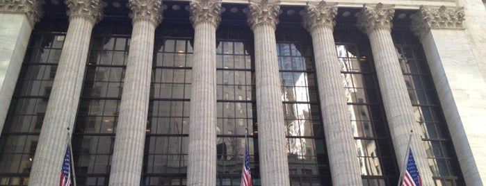 Bolsa de Nueva York is one of NYC's Iconic Buildings.