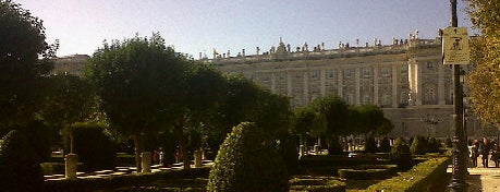 Plaza de Oriente is one of De visita imprescindible.