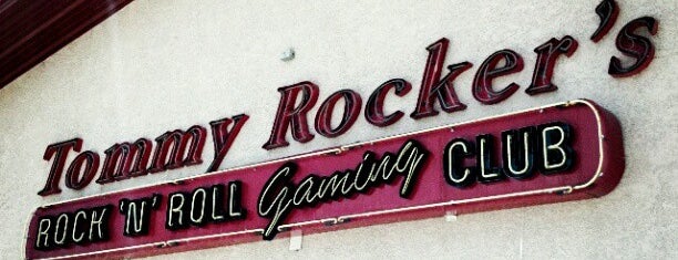 Tommy Rocker's Mojave Beach Bar & Grill is one of Lieux qui ont plu à Yoshi.