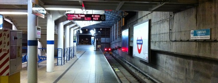 Lewisham DLR Station is one of Lover'in Beğendiği Mekanlar.