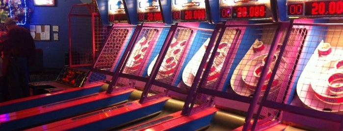 Stars and Strikes Family Entertainment Centers is one of Lugares favoritos de Jordan.