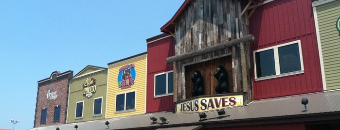 Three Bears General Store is one of Debbie'nin Beğendiği Mekanlar.