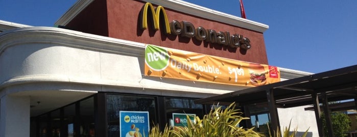 McDonald's is one of สถานที่ที่ Milli ถูกใจ.