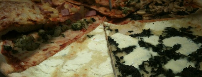 Mezza Luna Pizza is one of Lugares favoritos de John.