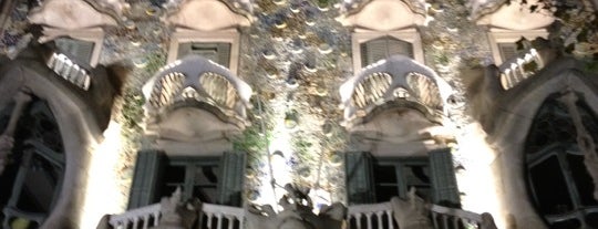Casa Batlló is one of Lugares imprescindibles BCN.