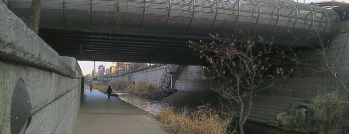 관수교 is one of Bridges over Cheonggyecheon.