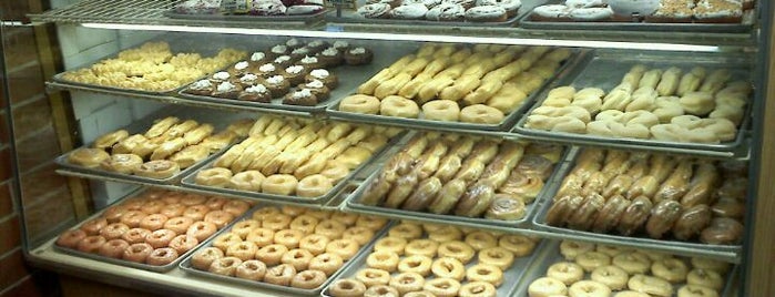 Biagio's Donut Shop & Pizzeria is one of Tempat yang Disukai Joe.